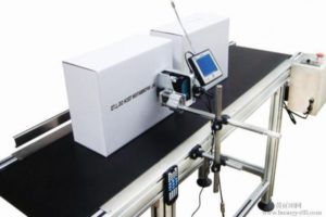 Печать даты производства и наименования продукта каплеструйным принтером Nanojet II